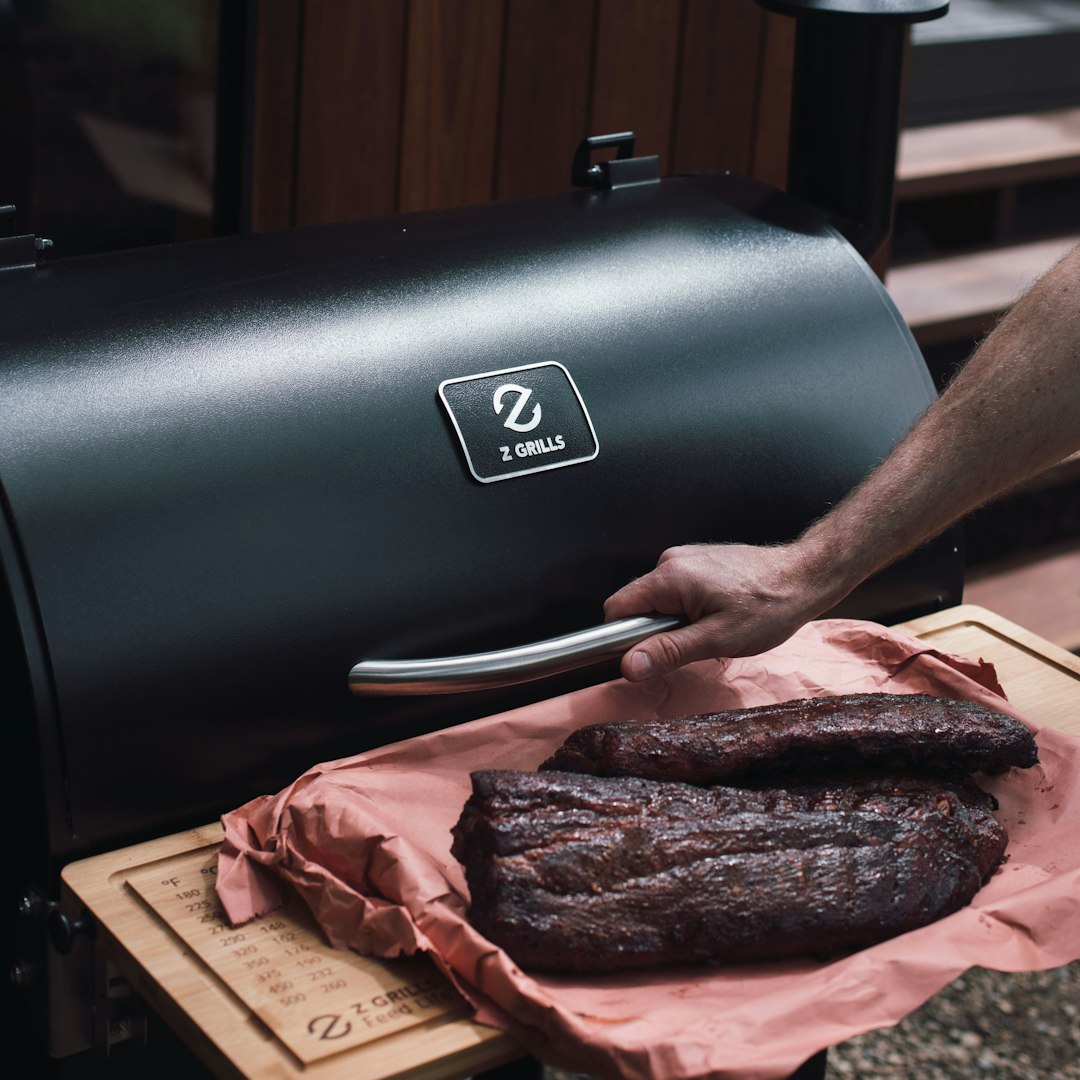 燻製器でスモークするBBQシーン